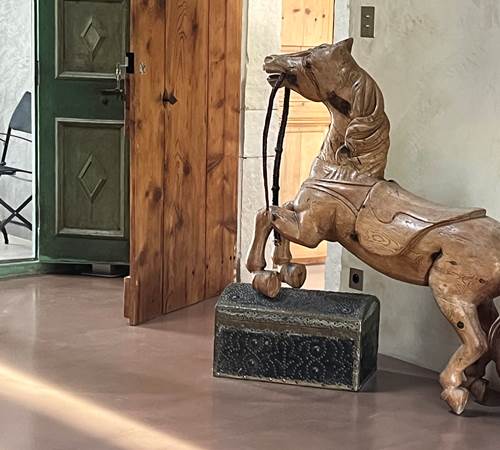 Notre vieux cheval de manège dans la chambre king size de luxe en Provence - Lapalud-galerie
