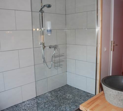 Douche à l'italienne chambre  La Pousse d'Or au Ranch des Lacs-galerie