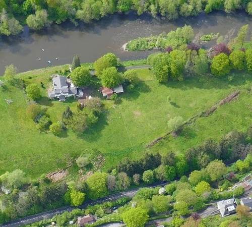 Luchtfoto van de ecolodge en het omliggende Ardense landschap aan de Amblève-galerie