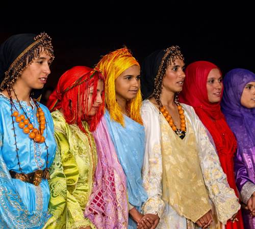 Jeunes femmes en tenues de fête pour un mariage traditionnel berbère