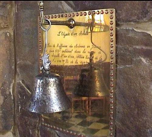 La Clochette qui se repose dans le choeur de la Chapelle Sainte Barbe-galerie