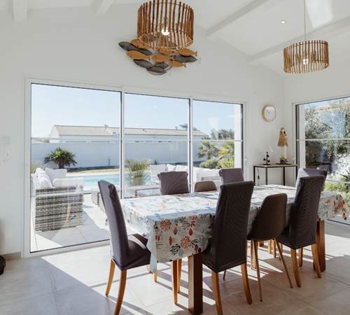 Villa Tikaz Espace repas convivial ouvert sur terrasse et piscine privée