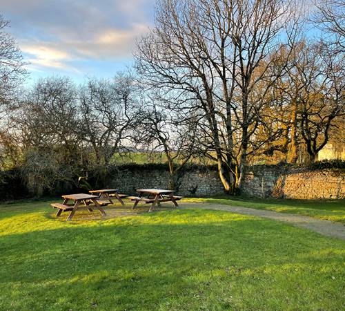 jardin clos avec ses tables pique niques-galerie
