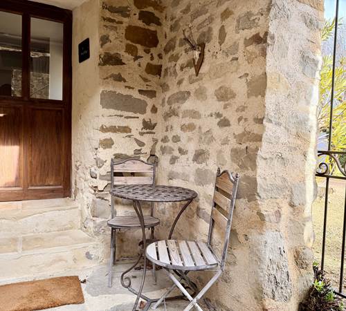 Petite terrasse privative devant l'entrée de la chambre-galerie