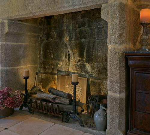 Domaine du Vidal - La chemine´e de la salle a` manger-galerie