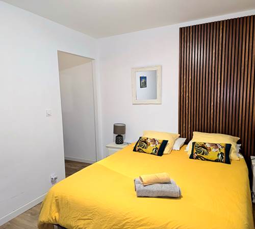 La chambre avec le grand lit-galerie