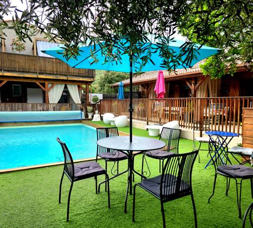 Les petits dejeuners sont servis en bord de piscine de 8h à 9h tous les matins-galerie