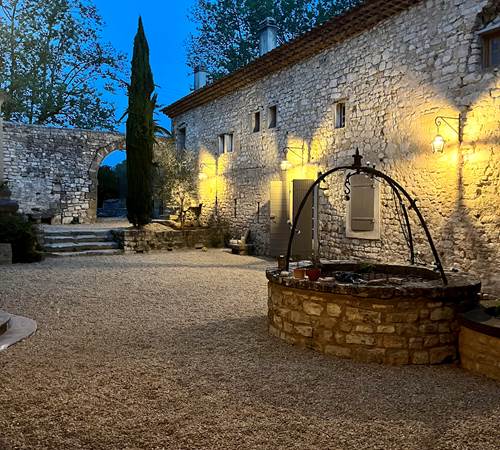 Nuit provençale sur la cour intérieure-galerie