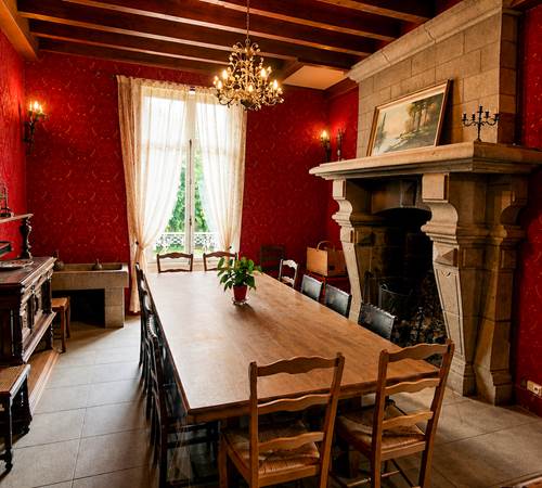 Salle à manger spacieuse et conviviale