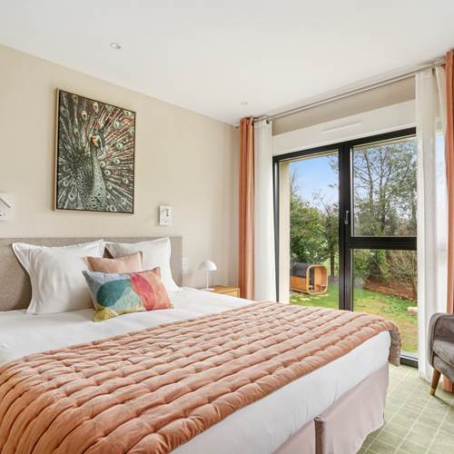 chambre-privilege-vue-jardin-sauna-hotel-arradon