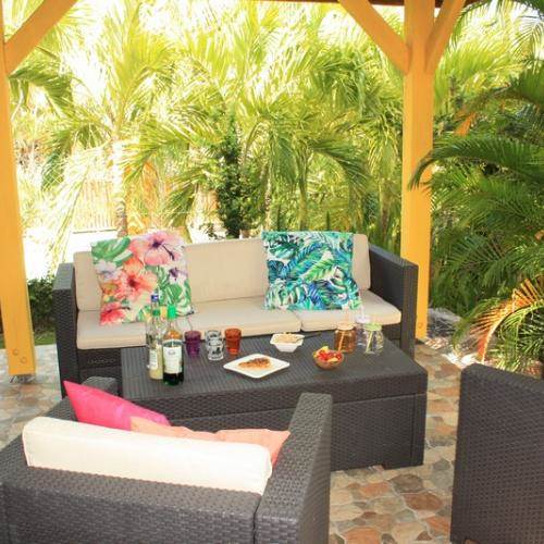 Carbet-convivial-grandes-tablees-barbecue-creole-partage-apero-amis-famille-sainte-anne-guadeloupe-photo-contact