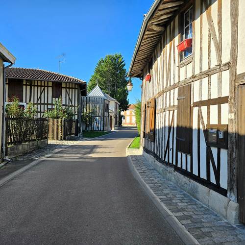 Rue à l'architecture typique-photo-contact