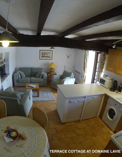 Terrace Cottage - la cuisine avec coin de repas et le salon