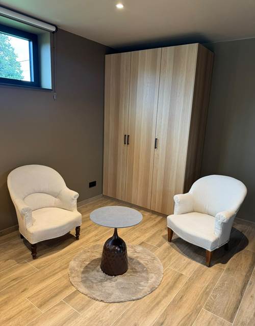 le coin salon de la chambre du bas