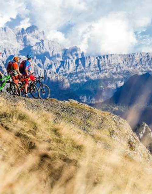 hommes-qui-font-du-vttae-vtt-electrique