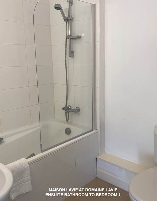 Maison Lavie chambre principale salle de bain prive´e1
