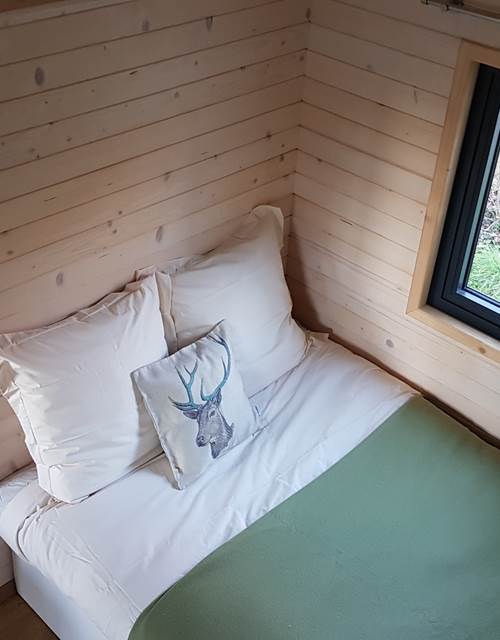 Cabane du Cerf, banquette salon en mode couchages