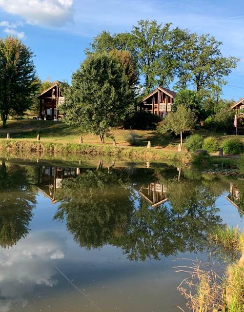 les chalets de Meilhac, vue du plan d'eau