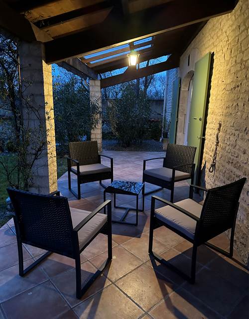 Terrasse salon de jardin nuit_La Cavalerie