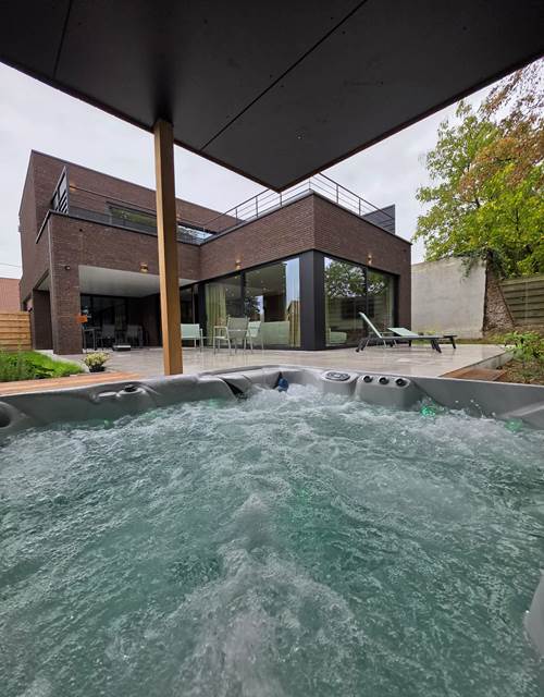 Vue du jacuzzi sur la terrasse