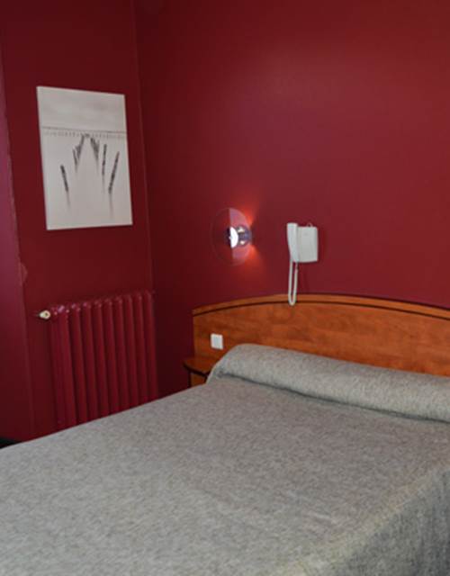 Hôtel-De-La-Paix-Hotel-en-Oloron-Ste-Marie-chambre-standard