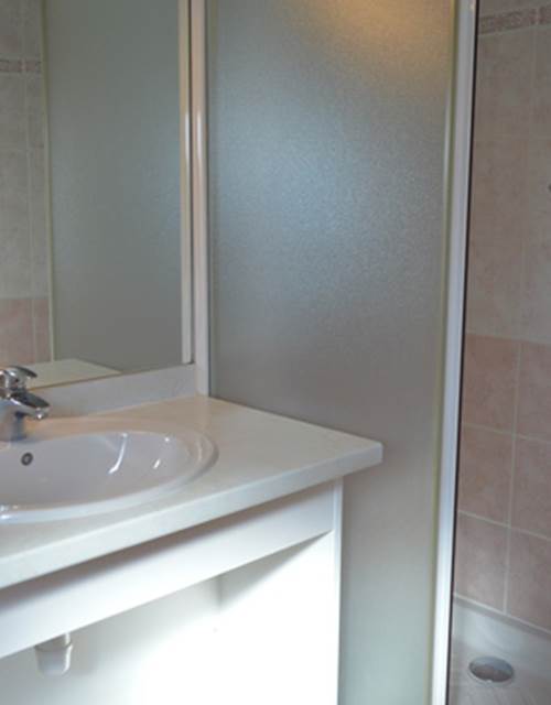 Hôtel-De-La-Paix-Hotel-en-Oloron-Ste-Marie-chambre-standard-salle-de-bain