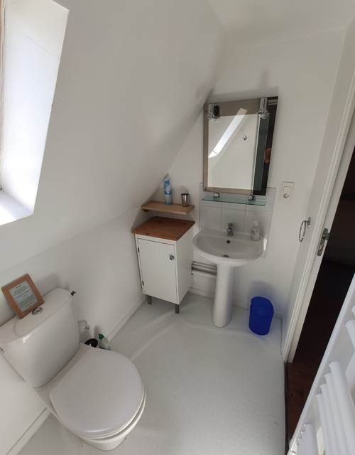 Une salle de douche à l'étage