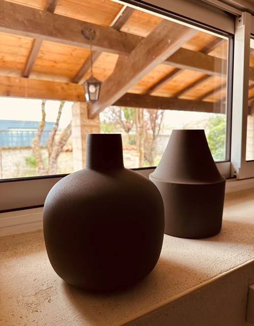 Salle à manger vue BBQ pots de fleurs_La Cavalerie