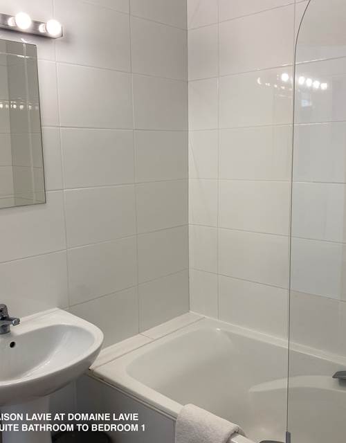 Maison Lavie chambre principale salle de bain prive´e2