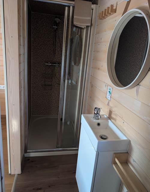 Cabane du Renard, douche et lavabo