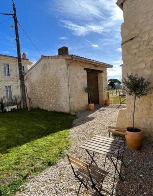 Vue sur la cuisine d'été depuis le salon -  La Fon du Berger gîtes en Haut-Médoc - Pauillac