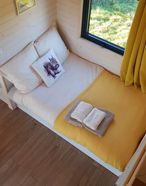 Cabane de l'Ecureuil, banquette du salon en mode couchage