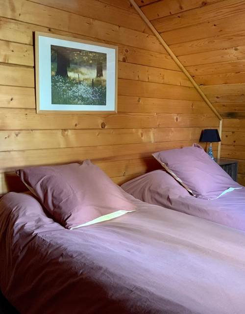 chambre à étage avec 2 lits simple