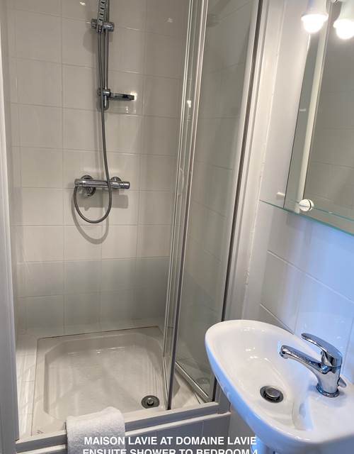 Maison Lavie chambre 4 Salle d'eau prive´e1