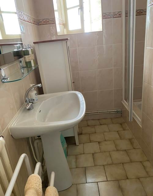 Salle d'eau avec WC separe