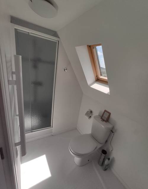 Une salle de douche à l'étage