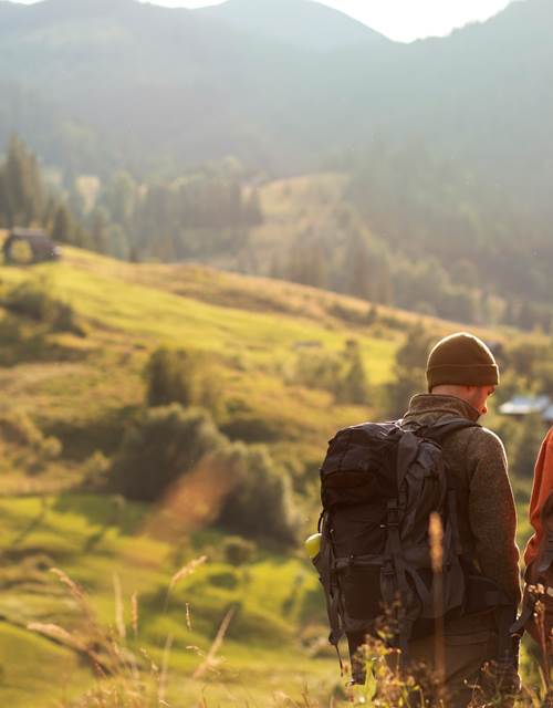 voyageurs-ruraux-explorant-les-environs-ensemble