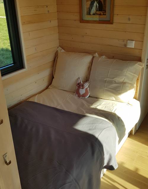 Cabane du Renard, banquette du salon en mode couchage