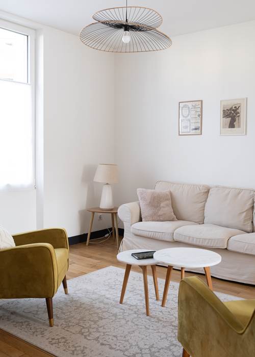 Salon spacieux et lumineux, idéal pour se détendre après une journée de visite en Haute-Vienne.