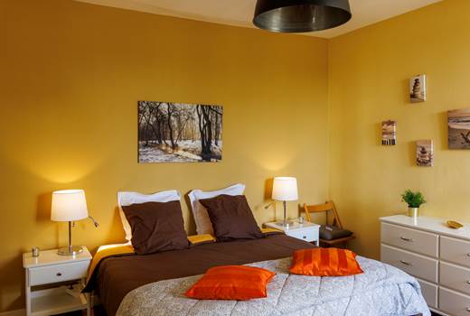 Une chambre baignée de lumière