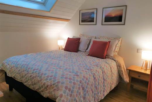 Lit 160x200 de la chambre d'hôte Les 3 cèdres du Moulin de La Retardière à Orvault