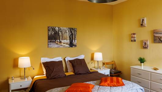 Une chambre baignée de lumière