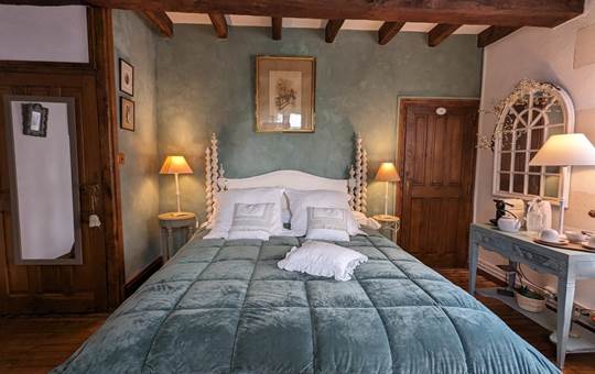 Moulin-Rouhaud-Chambre-la-Tour-lit-queen-size