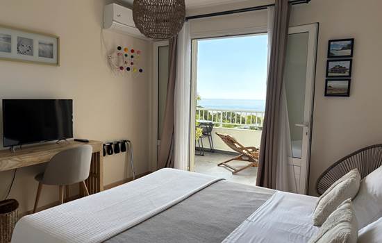 Chambre Galabé et sa terrasse vue mer, lit Queen-size et climatisation