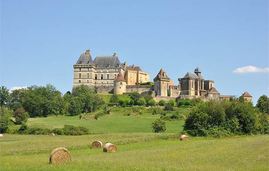 chateau-Biron-01-img-around