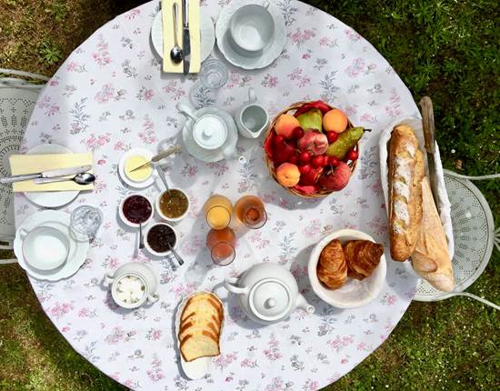 Petit déjeuner continental aux chambres d'hôtes la Rougeanne près de Carcassonne dans l'Aude