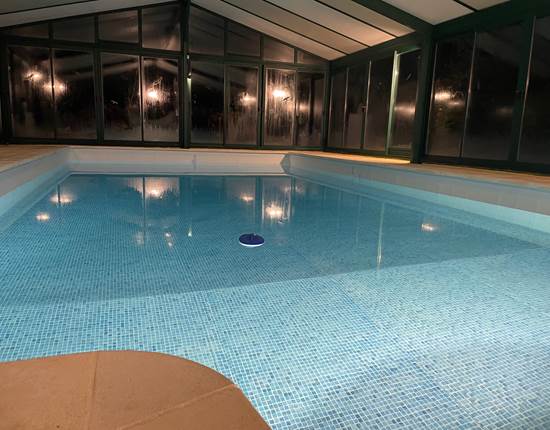 Piscine éclairée le soir