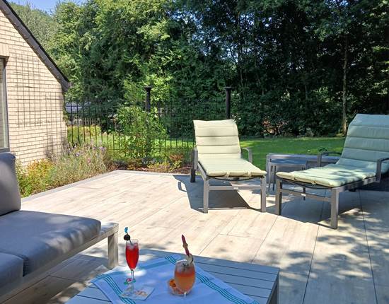 terrasse arriere, salon lounge et lits de soleil au gîte