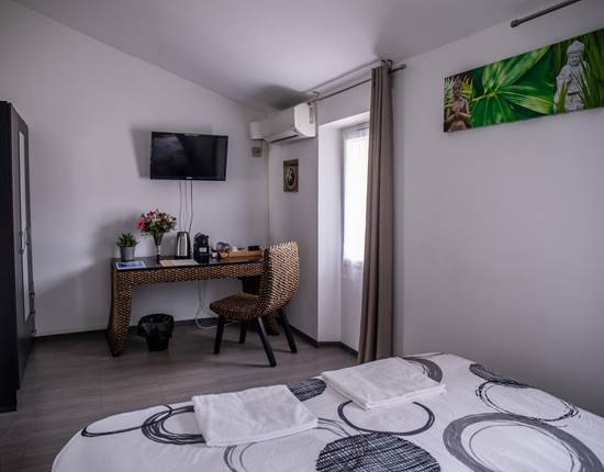 Chambre 2 Bureau et TV
