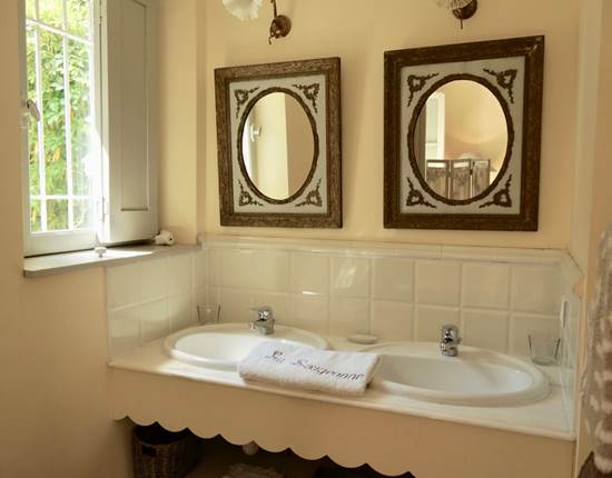 salle de bain de la chambre Acanthe  aux chambres d'hôtes la Rougeanne près de Carcassonne dans l'Aude